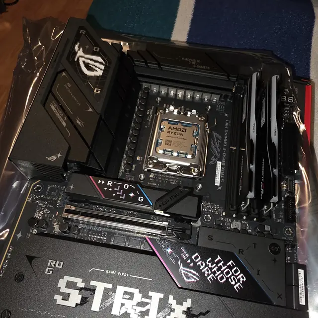 CPU and DDR5 memory seated on the motherboard